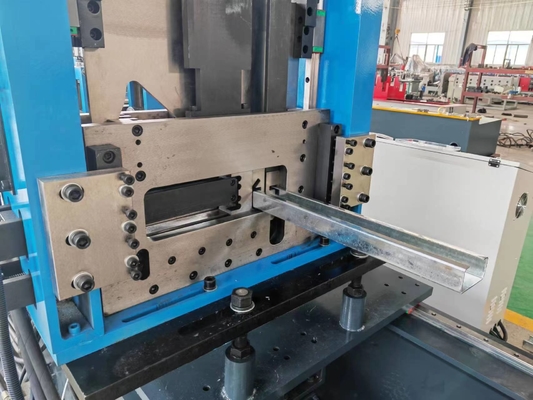 G350 G550 2.4 มม. โปรไฟล์เหล็กชุบสังกะสีแบบแข็งเต็มรูปแบบ C / Z Purlin Roll Forming Machine