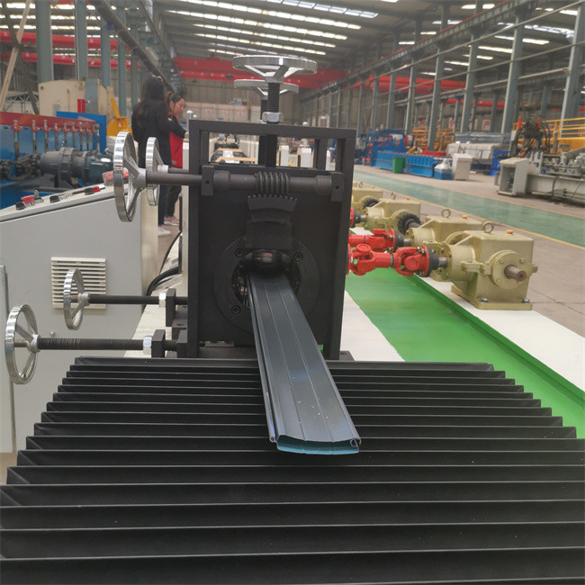 7.5kw เครื่องขึ้นรูปม้วนประตูชัตเตอร์ PU Roller Shutter Door Making Machine